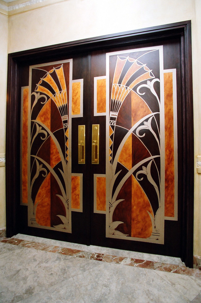 Aménagement d'une grande porte d'entrée contemporaine avec un mur beige, un sol en marbre, une porte double, une porte en bois foncé et un sol gris.