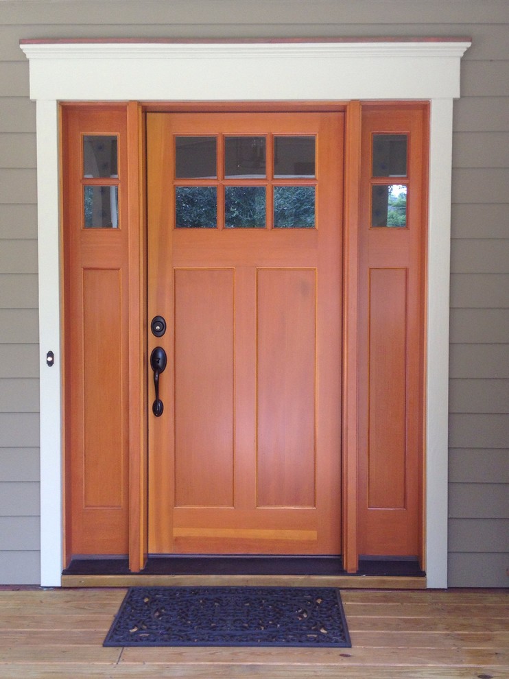Источник вдохновения для домашнего уюта: входная дверь среднего размера в классическом стиле с одностворчатой входной дверью, входной дверью из дерева среднего тона и зелеными стенами