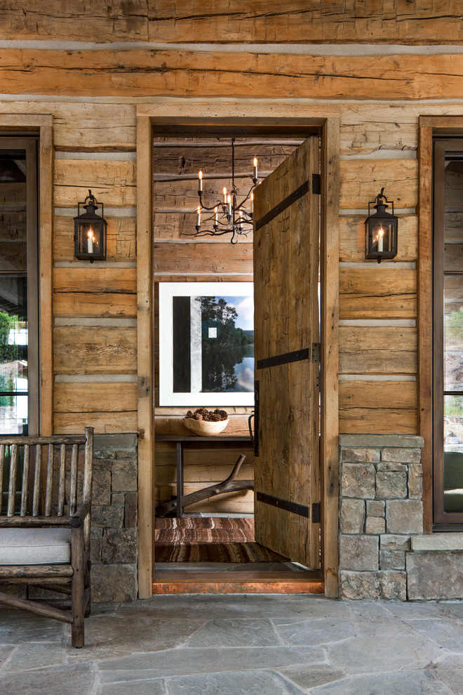 Diseño de puerta principal rústica con puerta simple y puerta de madera en tonos medios