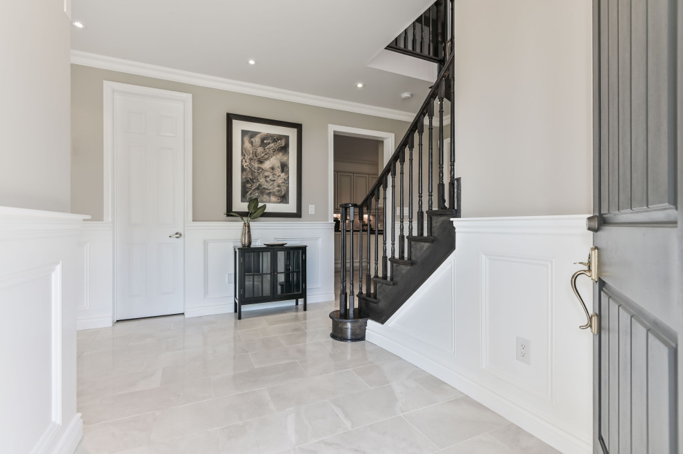 Mittelgroße Klassische Haustür mit beiger Wandfarbe, Marmorboden, Einzeltür, grauer Haustür und grauem Boden in Toronto