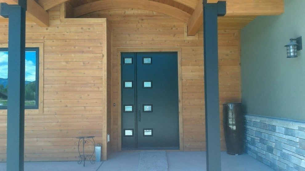 Idées déco pour une porte d'entrée contemporaine de taille moyenne avec un mur vert, sol en béton ciré, une porte simple et une porte noire.
