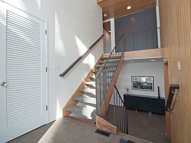 Стильный дизайн: фойе среднего размера в стиле ретро с белыми стенами, полом из керамической плитки и белой входной дверью - последний тренд