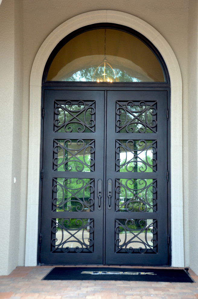 Свежая идея для дизайна: большая входная дверь в классическом стиле с двустворчатой входной дверью и металлической входной дверью - отличное фото интерьера
