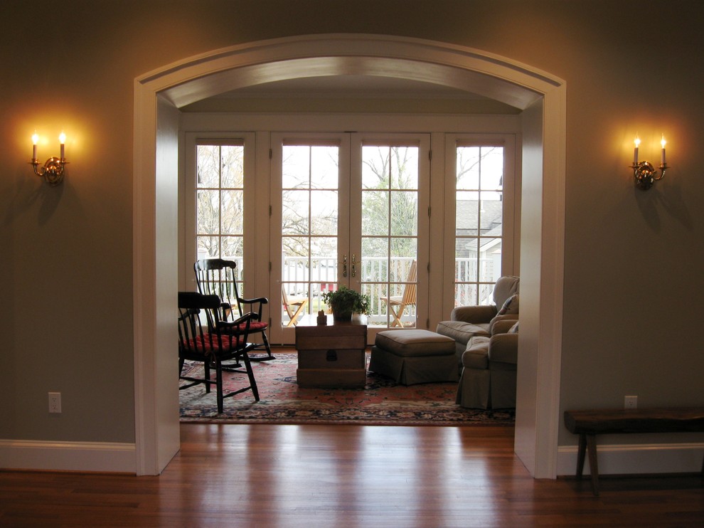 Ejemplo de hall clásico de tamaño medio con paredes beige, suelo de madera en tonos medios, puerta simple y puerta blanca
