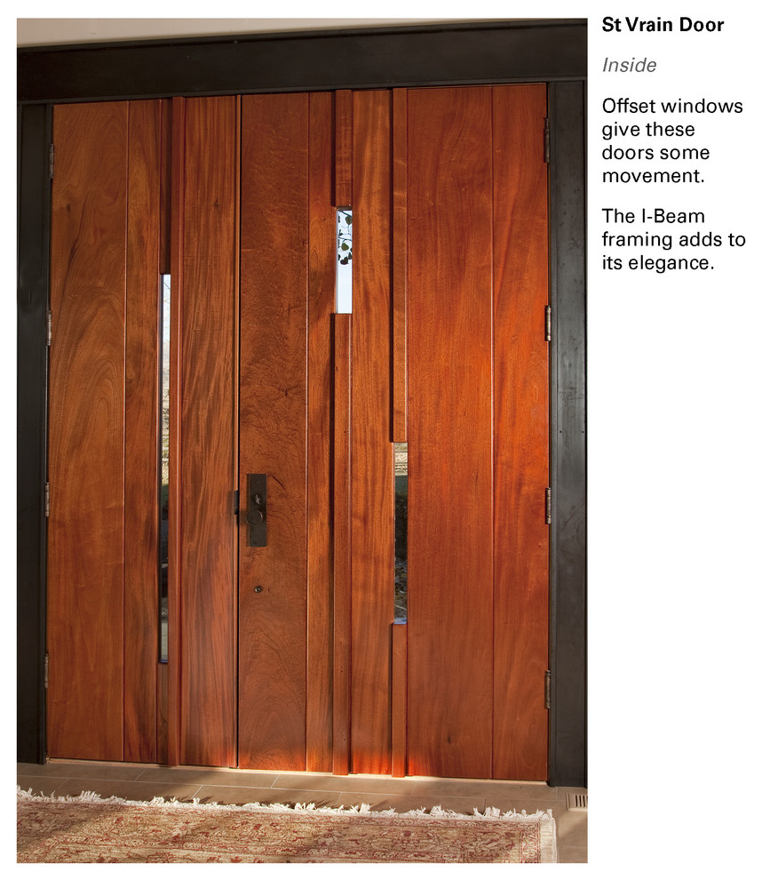 Modelo de puerta principal contemporánea con paredes beige, puerta doble y puerta de madera oscura