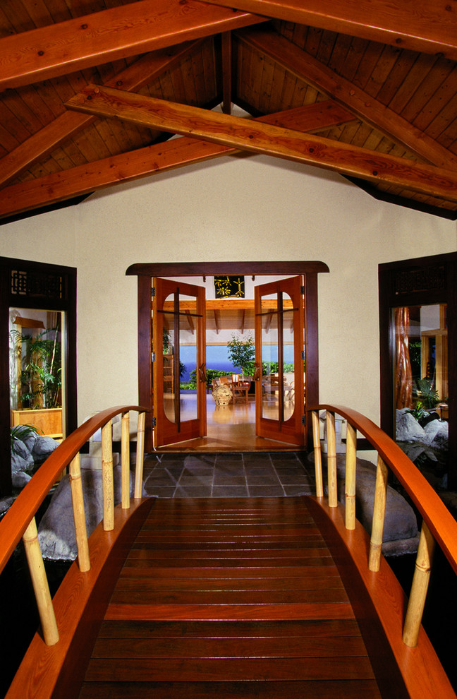 Immagine di un ingresso o corridoio tropicale con pareti beige e una porta a due ante