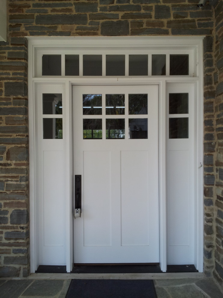 Ispirazione per una piccola porta d'ingresso costiera con una porta singola e una porta bianca