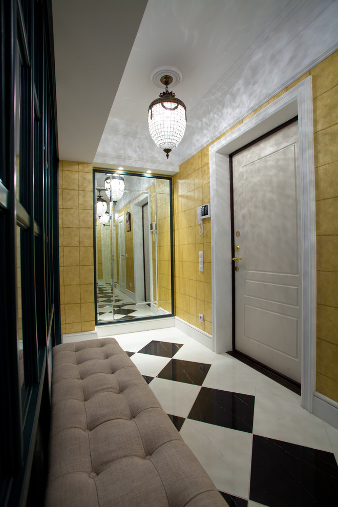 他の地域にある高級な中くらいなエクレクティックスタイルのおしゃれな玄関ホール (黄色い壁、御影石の床、白いドア、白い床) の写真