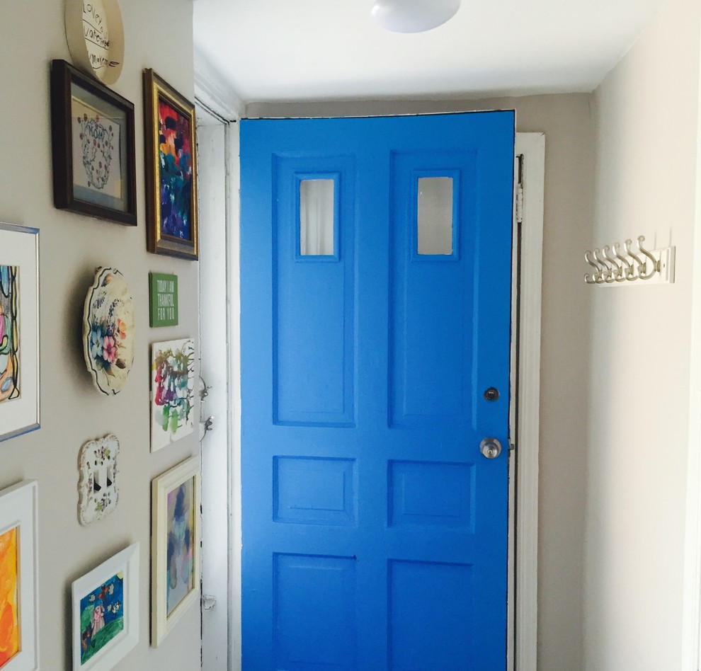 Foto di un piccolo ingresso con vestibolo boho chic con pareti bianche, una porta singola e una porta blu