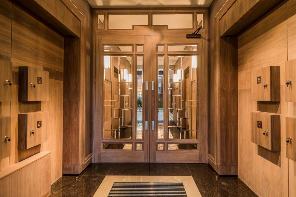 Großer Moderner Eingang mit Korridor, brauner Wandfarbe, Marmorboden, Doppeltür und brauner Haustür in Sonstige