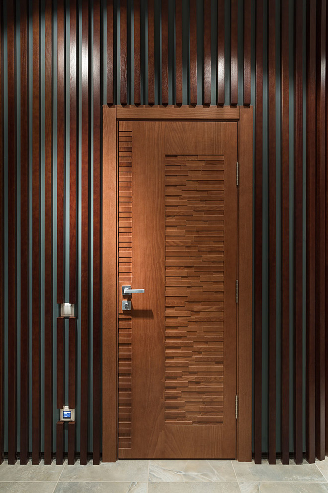 Пример оригинального дизайна: прихожая среднего размера в современном стиле с коричневыми стенами и полом из керамической плитки