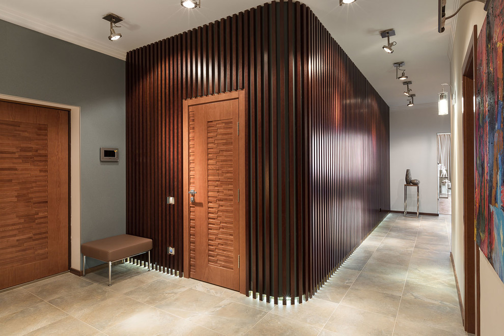 Стильный дизайн: прихожая среднего размера в современном стиле с серыми стенами, одностворчатой входной дверью и входной дверью из дерева среднего тона - последний тренд