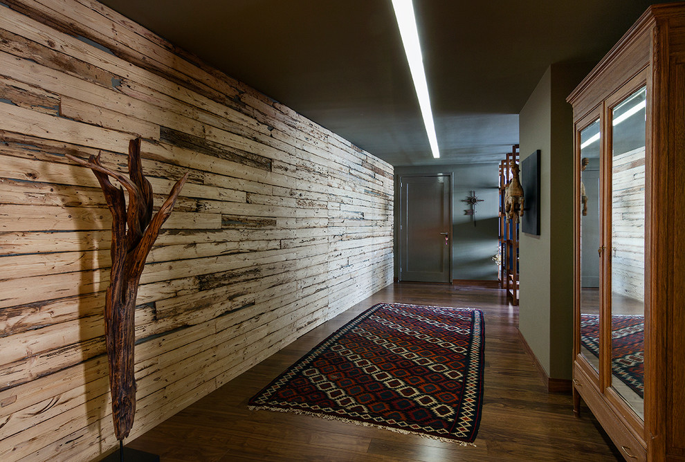 Imagen de hall bohemio con suelo de madera oscura, puerta simple y puerta gris