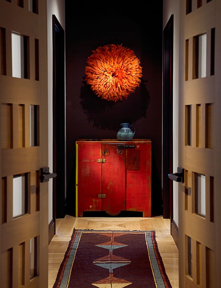 На фото: большое фойе в восточном стиле с коричневыми стенами, светлым паркетным полом, двустворчатой входной дверью, входной дверью из светлого дерева и бежевым полом с