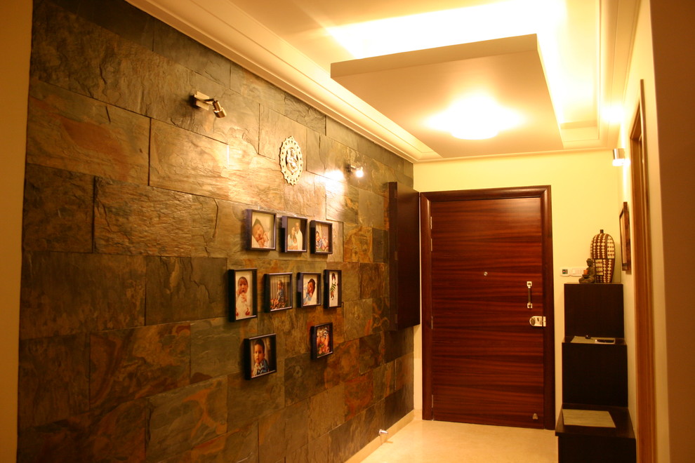 バンガロールにあるコンテンポラリースタイルのおしゃれな玄関の写真