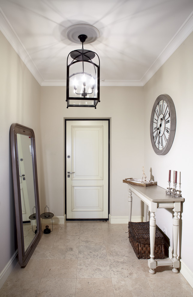 Стильный дизайн: узкая прихожая: освещение в современном стиле с одностворчатой входной дверью и белой входной дверью - последний тренд