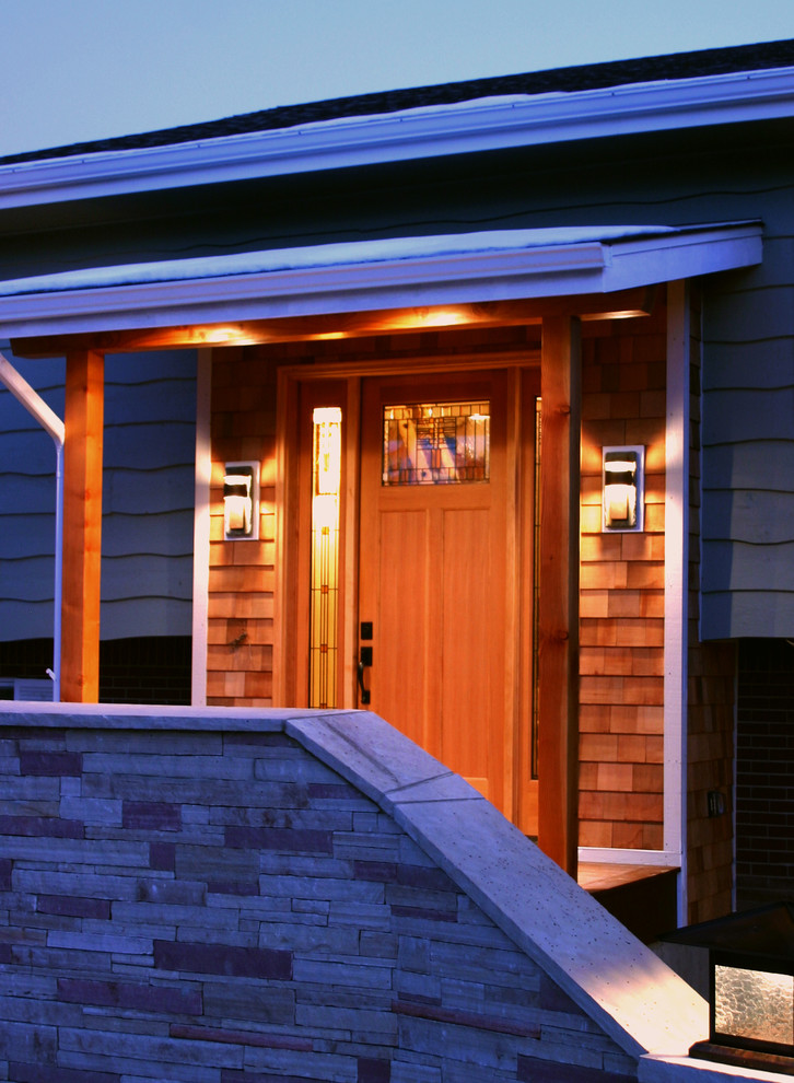 Exemple d'une porte d'entrée tendance de taille moyenne avec un mur gris, une porte simple et une porte en bois brun.