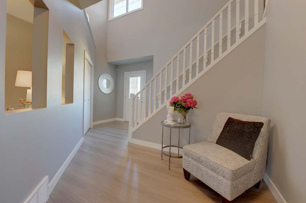 Источник вдохновения для домашнего уюта: фойе среднего размера в стиле кантри с серыми стенами, одностворчатой входной дверью и белой входной дверью