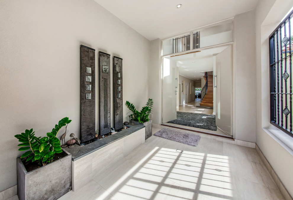Foto de distribuidor clásico de tamaño medio con paredes beige, suelo de baldosas de cerámica, puerta doble, puerta blanca y suelo beige