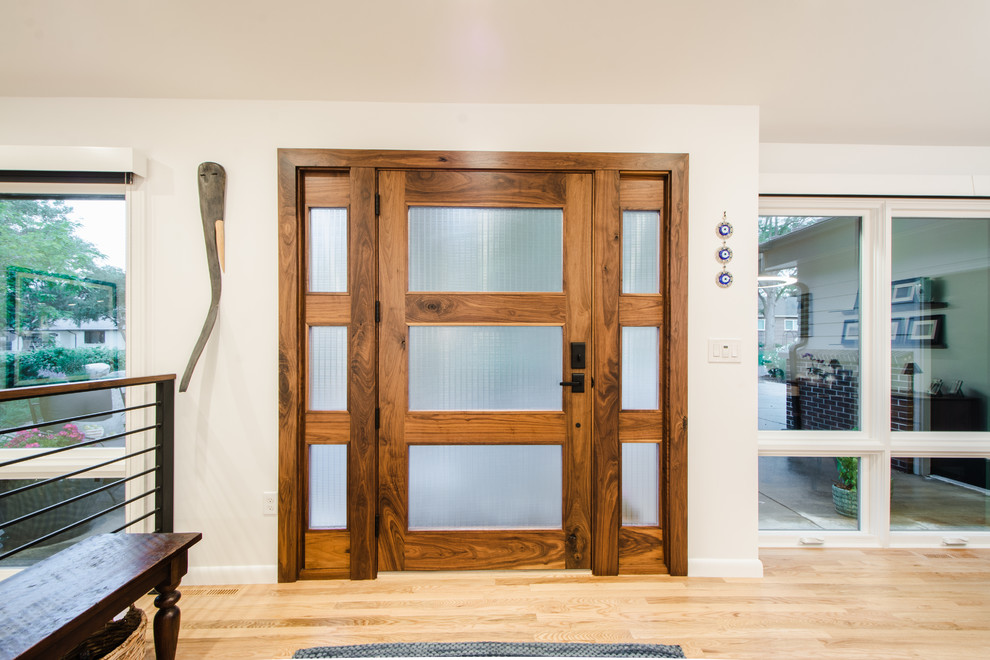 Idee per una porta d'ingresso minimalista di medie dimensioni con pareti bianche, parquet chiaro, una porta singola e una porta in legno bruno