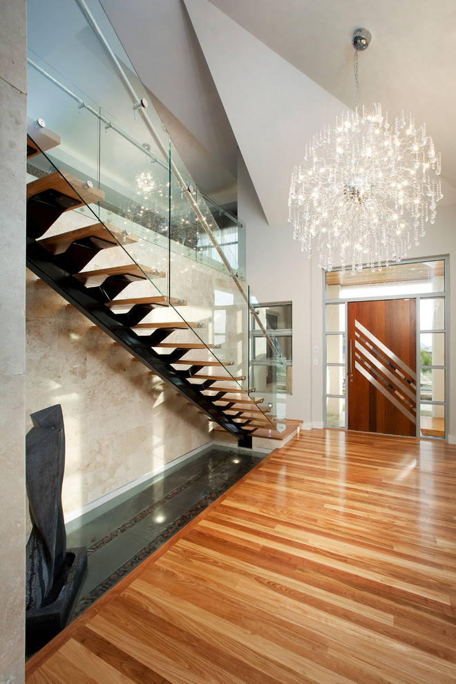 Modernes Foyer mit braunem Holzboden, Drehtür und dunkler Holzhaustür in Perth