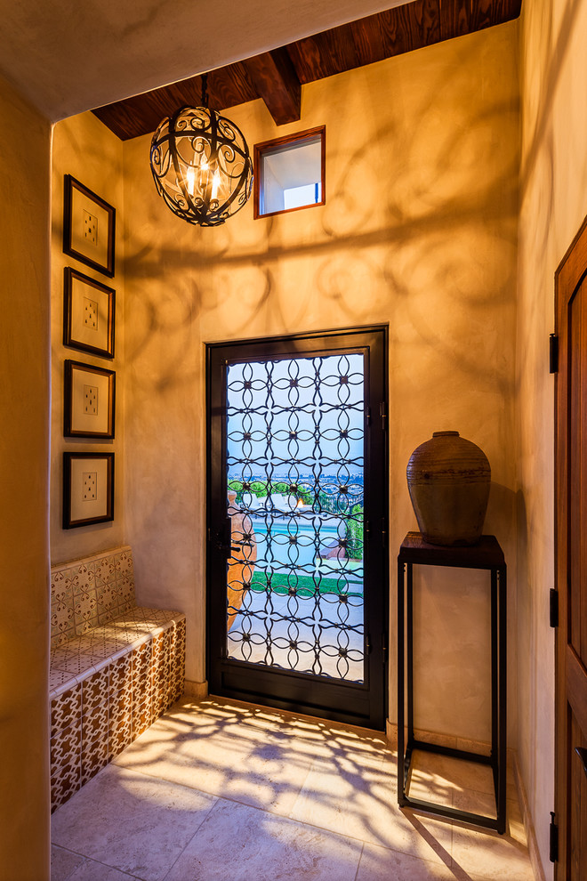 Große Mediterrane Haustür mit beiger Wandfarbe, Marmorboden, Einzeltür und Haustür aus Metall in Santa Barbara