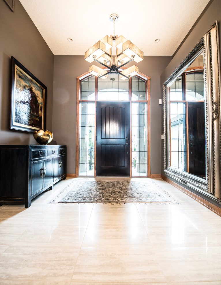 Mittelgroßes Klassisches Foyer mit grauer Wandfarbe, hellem Holzboden, Einzeltür und dunkler Holzhaustür in Calgary