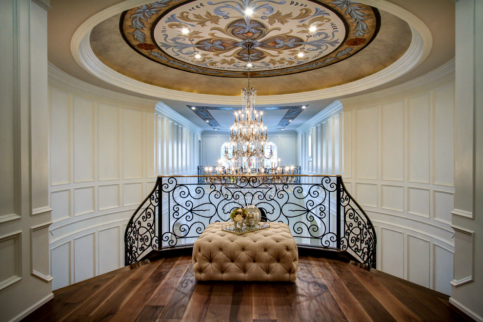 Geräumiges Klassisches Foyer mit weißer Wandfarbe und braunem Holzboden in Los Angeles