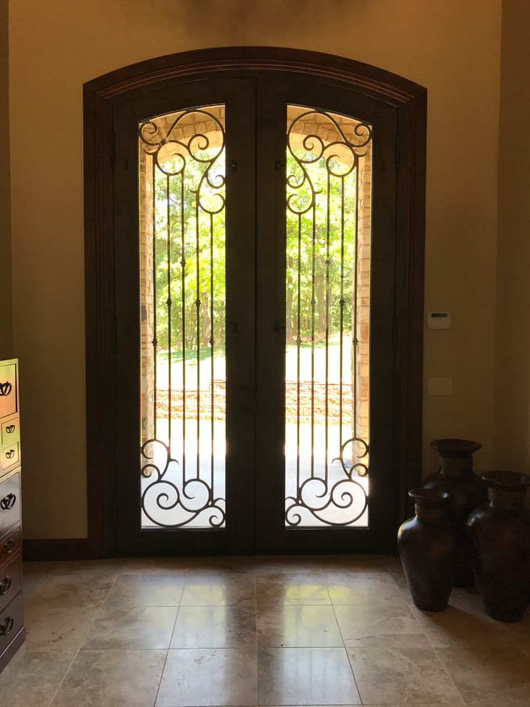 Esempio di una porta d'ingresso chic di medie dimensioni con pareti marroni, una porta a due ante, una porta nera e pavimento beige
