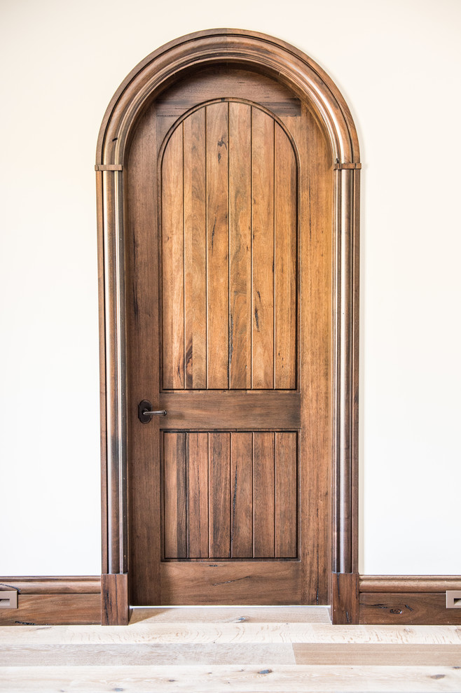 Идея дизайна: узкая прихожая среднего размера в средиземноморском стиле с одностворчатой входной дверью и входной дверью из темного дерева