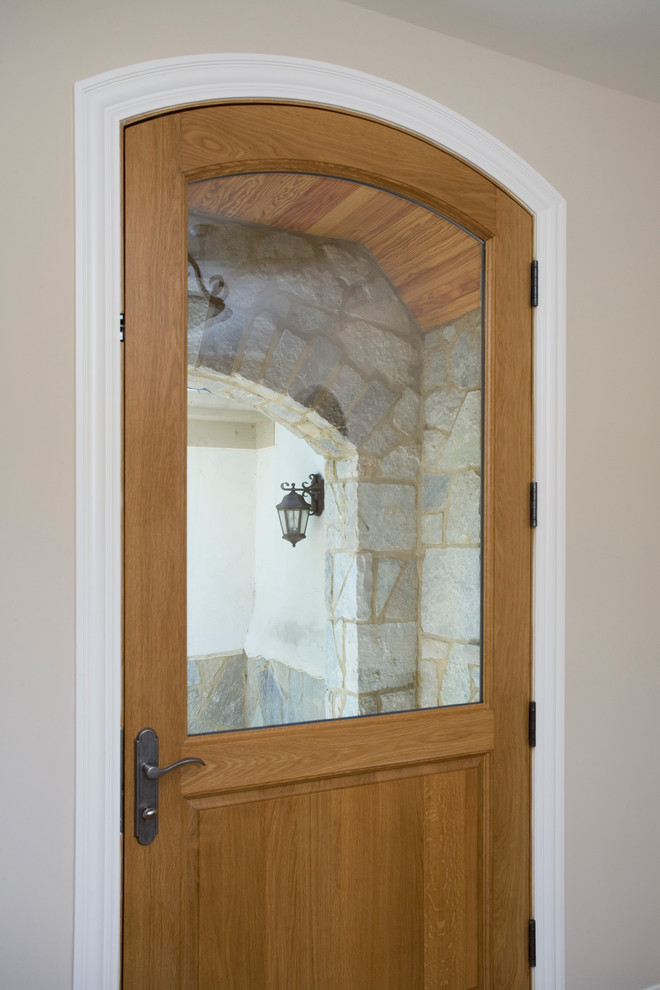 На фото: входная дверь среднего размера в классическом стиле с бежевыми стенами, паркетным полом среднего тона, одностворчатой входной дверью и входной дверью из светлого дерева с