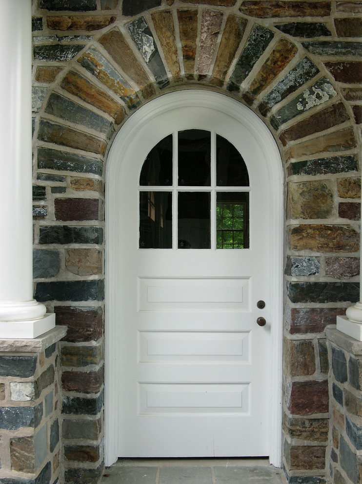 Foto de vestíbulo clásico de tamaño medio con puerta simple y puerta blanca