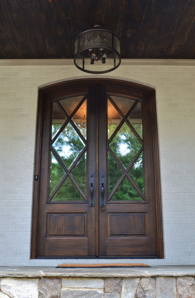 Idee per una porta d'ingresso chic con una porta a due ante e una porta in legno scuro