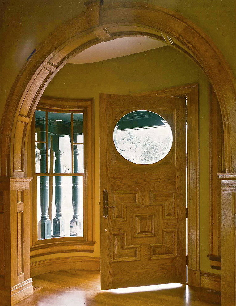 На фото: маленькое фойе в классическом стиле с желтыми стенами, паркетным полом среднего тона, одностворчатой входной дверью и входной дверью из светлого дерева для на участке и в саду с