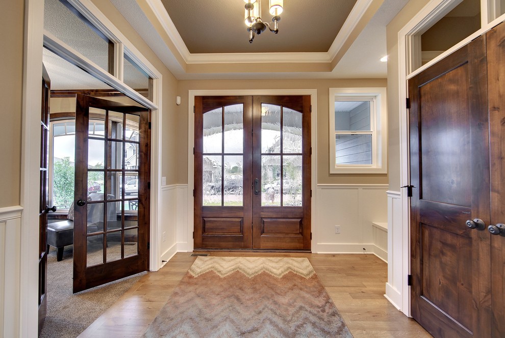 Mittelgroße Urige Haustür mit Doppeltür und hellbrauner Holzhaustür in Minneapolis