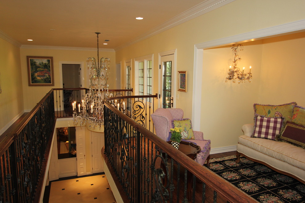 Mittelgroßes Klassisches Foyer mit gelber Wandfarbe, Doppeltür, dunkler Holzhaustür, Keramikboden und weißem Boden in Sonstige