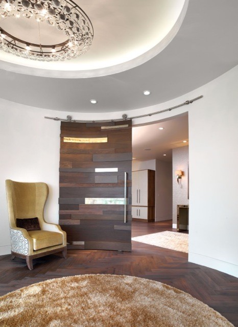 Immagine di un ampio ingresso design con pareti bianche, parquet scuro, una porta scorrevole, una porta in legno scuro, pavimento marrone e soffitto a cassettoni