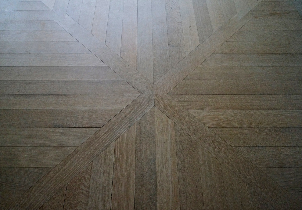 Großes Klassisches Foyer mit hellem Holzboden und beigem Boden in New York