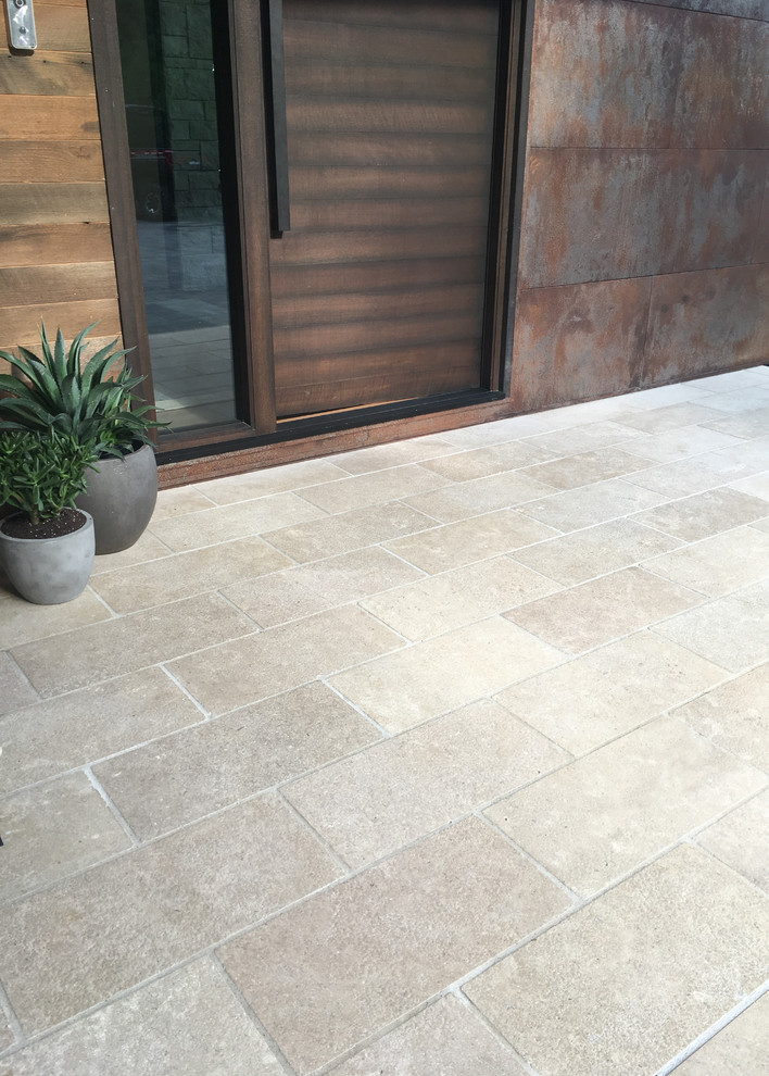 Ispirazione per un ingresso o corridoio minimal con pavimento in pietra calcarea e pavimento beige