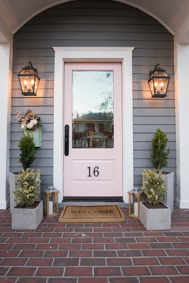 На фото: входная дверь среднего размера в современном стиле с одностворчатой входной дверью с