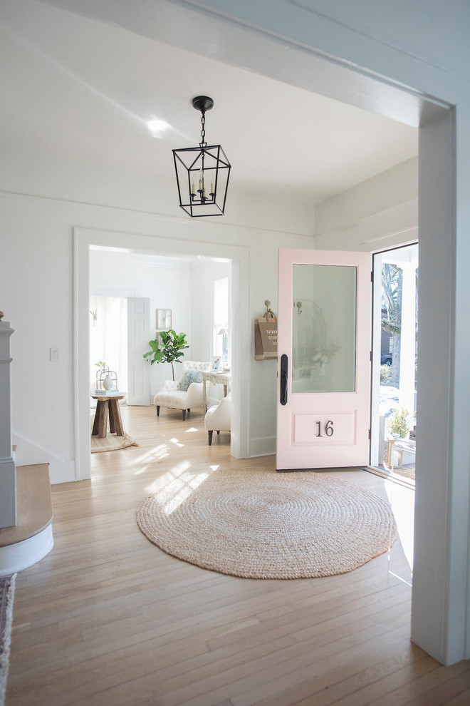 Ispirazione per una porta d'ingresso minimal di medie dimensioni con pareti bianche, parquet chiaro, pavimento beige e una porta singola