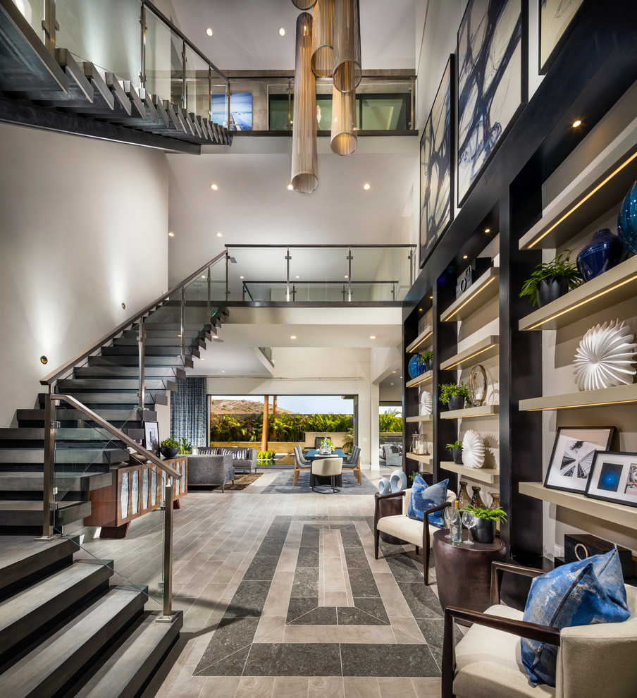 Großes Modernes Foyer mit grauer Wandfarbe, Keramikboden, Einzeltür, Haustür aus Glas und grauem Boden in Orange County