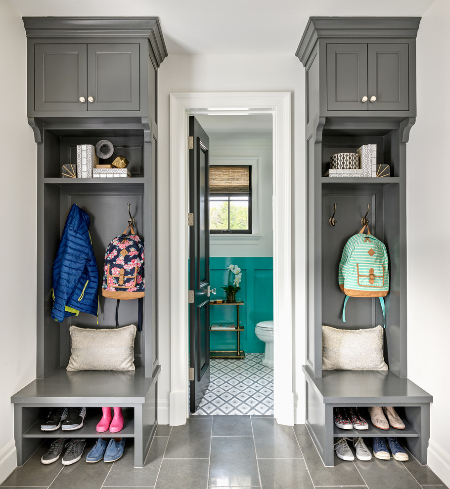 Стильный дизайн: тамбур со шкафом для обуви в классическом стиле с белыми стенами и серым полом - последний тренд