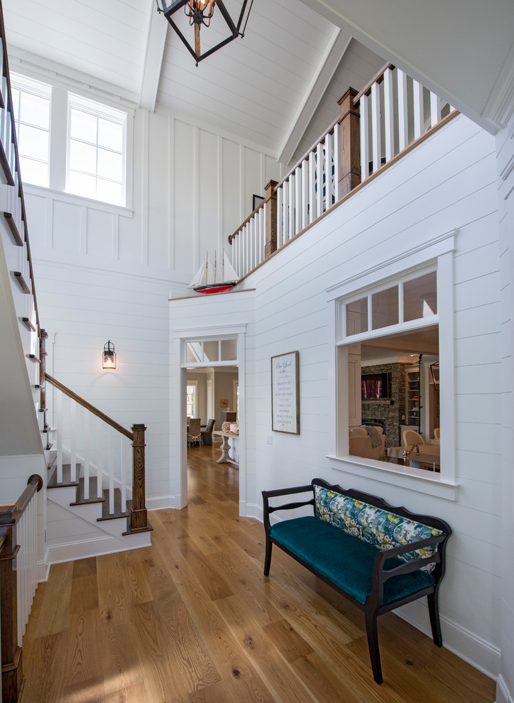 Mittelgroßes Maritimes Foyer mit weißer Wandfarbe, hellem Holzboden, Einzeltür und weißer Haustür in Nashville