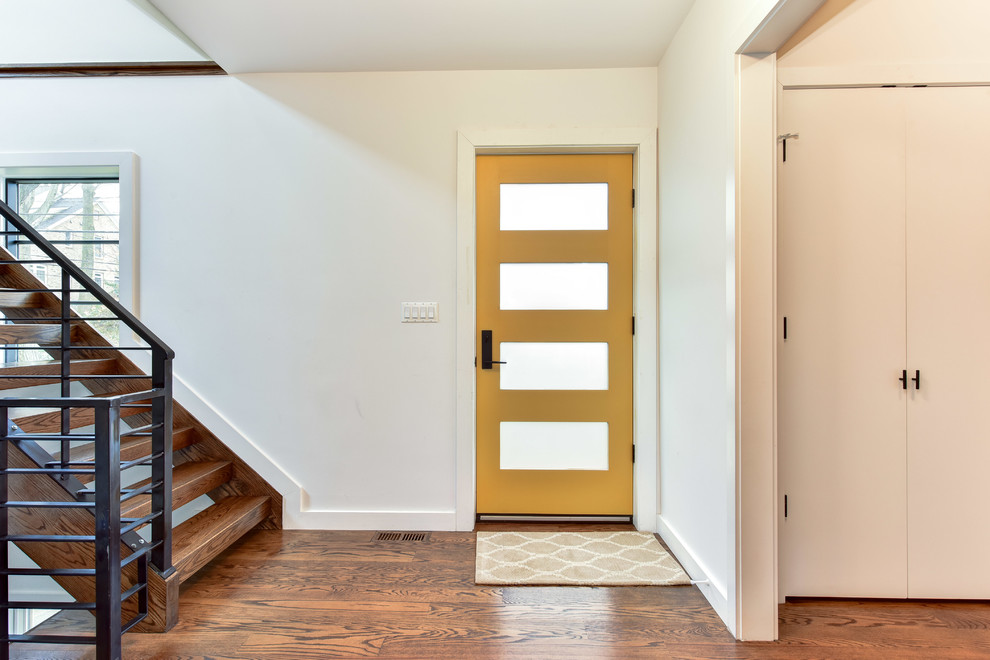 Exemple d'une porte d'entrée moderne de taille moyenne avec un mur blanc, un sol en bois brun, une porte simple, une porte jaune et un sol marron.