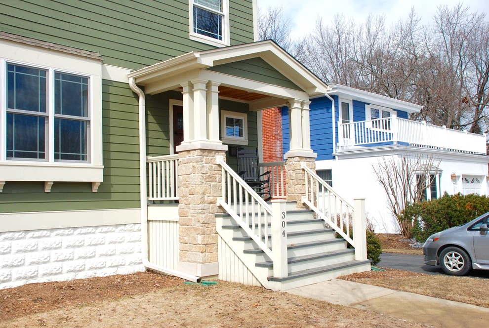 Mittelgroße Country Haustür mit grüner Wandfarbe, Einzeltür, brauner Haustür, Betonboden und gelbem Boden in Sonstige