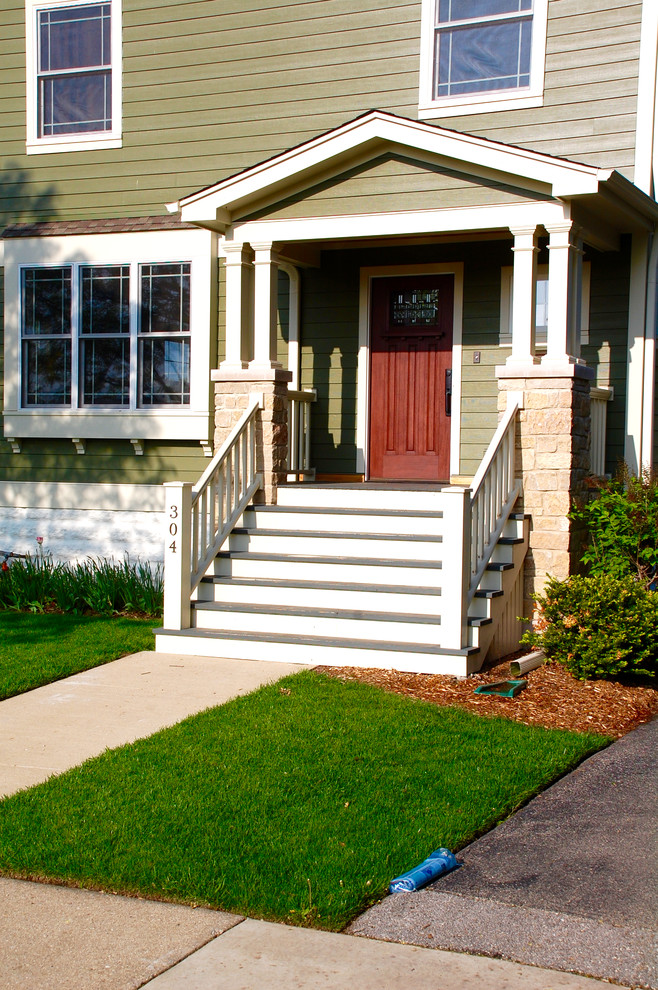 Стильный дизайн: входная дверь среднего размера в стиле кантри с зелеными стенами, одностворчатой входной дверью, коричневой входной дверью, бетонным полом и белым полом - последний тренд