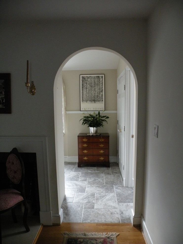 Immagine di un ingresso o corridoio chic con pareti beige e pavimento in gres porcellanato