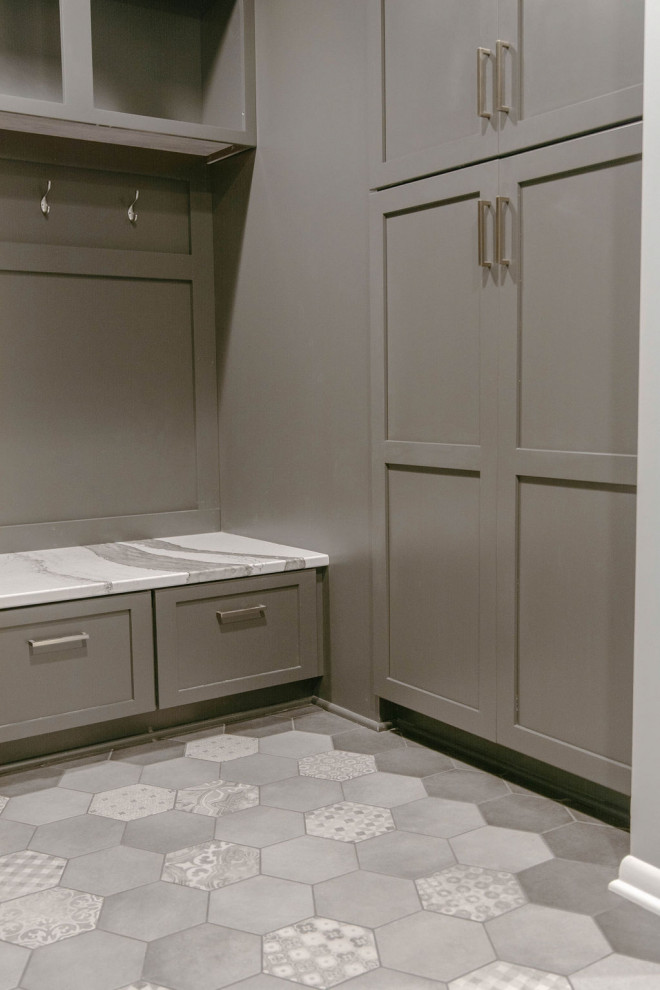 Inspiration pour une entrée design de taille moyenne avec un vestiaire, un mur gris, un sol en marbre et un sol gris.
