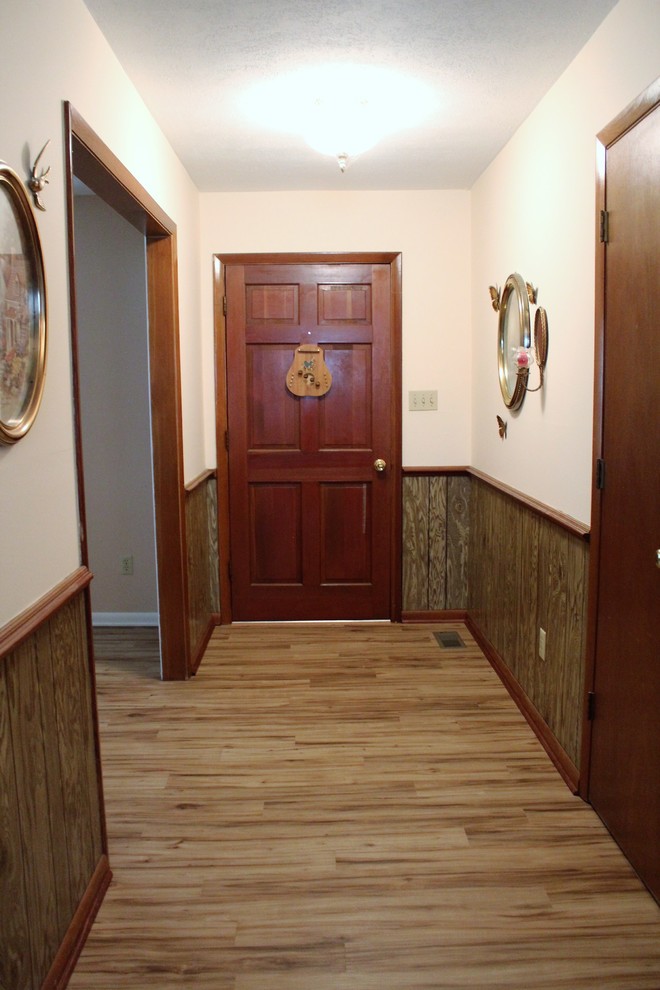 Ejemplo de distribuidor clásico grande con paredes beige, suelo vinílico, puerta simple y puerta de madera en tonos medios